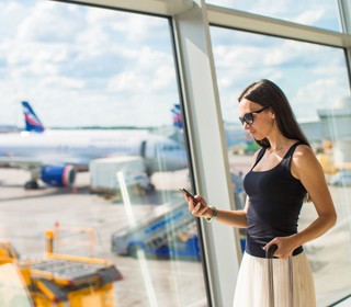 DEVK Assurance Voyage : jeune femme à l'aéroport