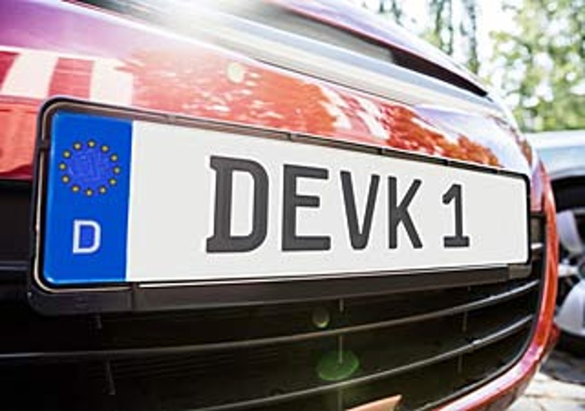 DEVK service: voiture rouge avec une plaque d’immatriculation DEVK