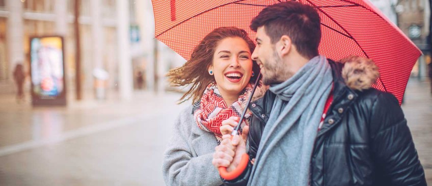 DEVK produits : jeune couple sous un parapluie